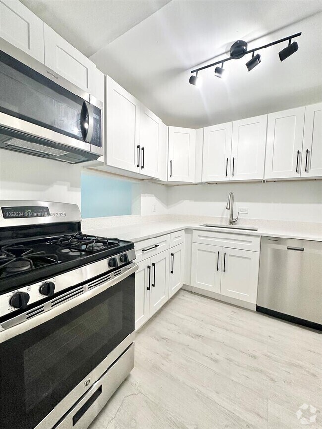 Building Photo - 6890 N Kendall Dr Unit B204 Rental