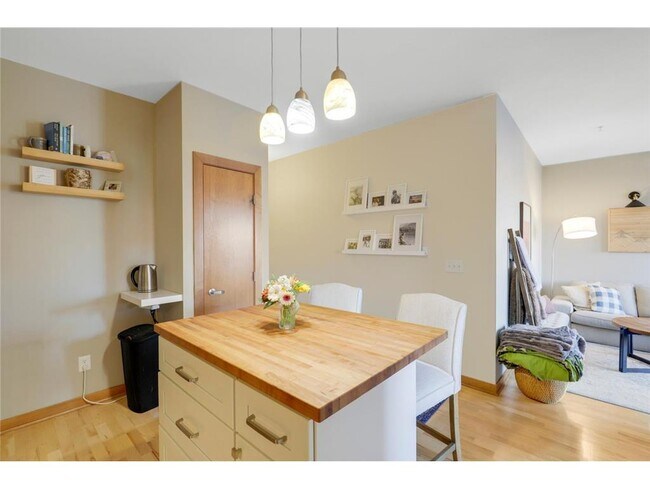 15 E Franklin Ave Unit 208
