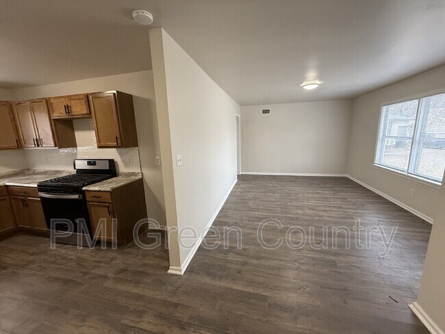 Photo - 336 W 61st Pl N