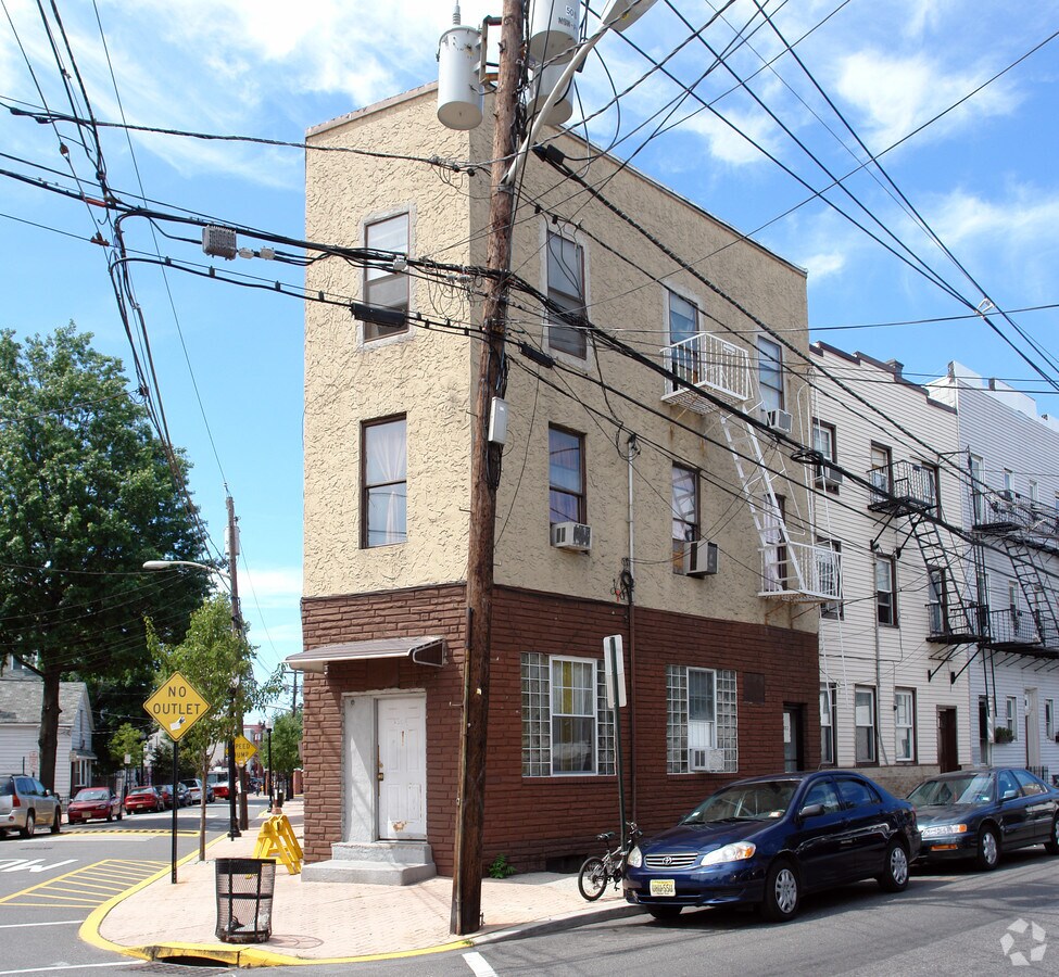 Photo - 3303 Palisade Ave Apartments