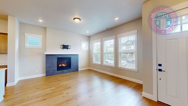 Photo - REED'S CROSSING! Luxury Home, Stylish Amenities, Central Air-Conditioning, Close To Nike & Intel