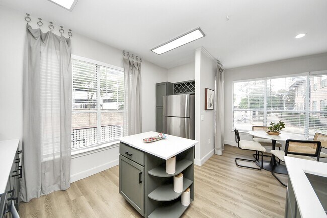 Photo - 3003 Memorial Ct