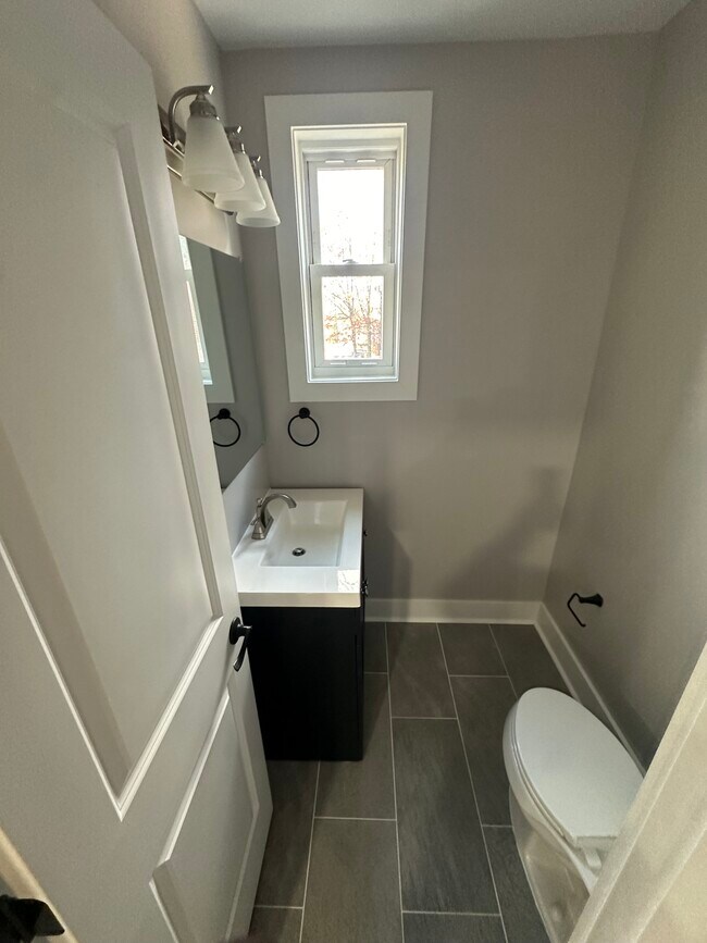 Photo - 723 Oneida Pl NW