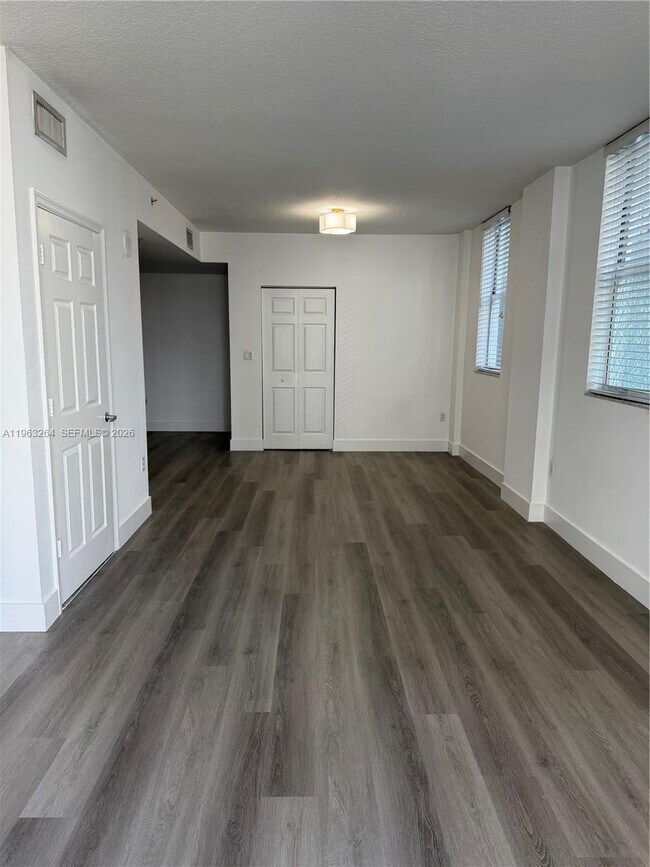 Photo - 115 SW 11th St Unidad 805