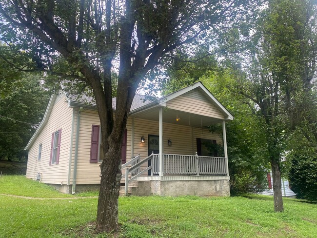 Adorable cottage for rent in downtown Comm... - Adorable cottage for rent in downtown Comm... House