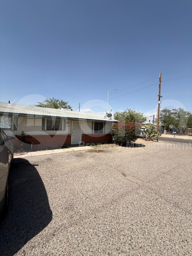 Building Photo - 1806 S Van Buren Ave