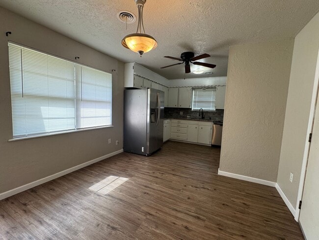 Photo - 312 NW Compass Dr