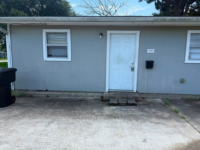 Building Photo - 709 9th St Unit 1