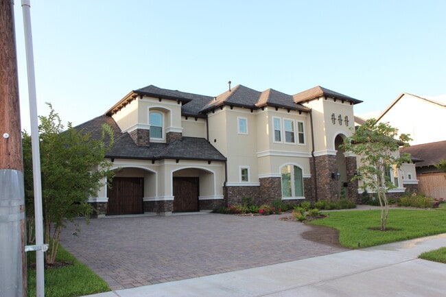 Neighbor to the right - 1221 W 23rd St