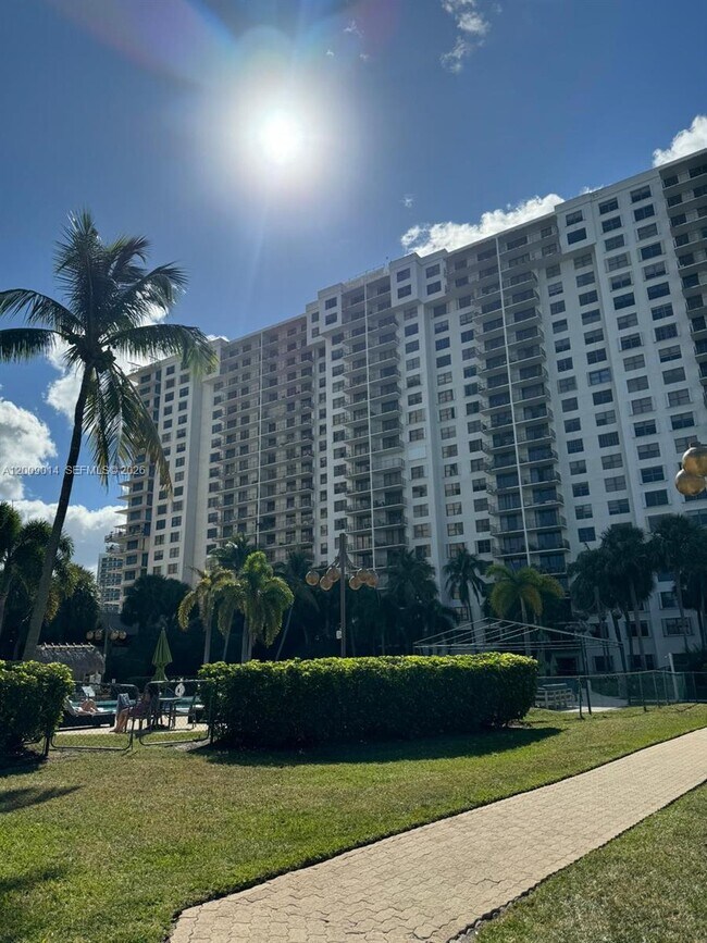 Building Photo - 18151 NE 31st Ct Unit 1408