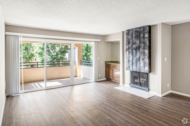 1BR, 1BA - 900SF