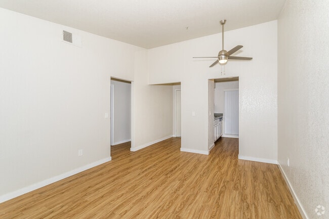 2BR, 1BA - 875 SF