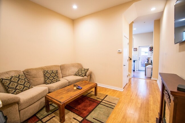 Building Photo - Graduate Hospital Three Bedroom Home