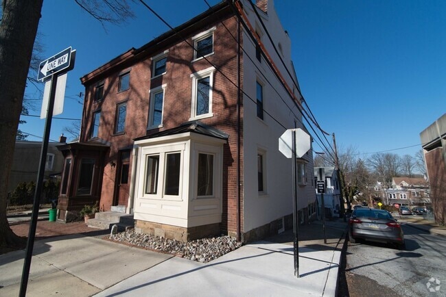 Building Photo - 317 W 2nd St Unit 2nd Flr. Rental