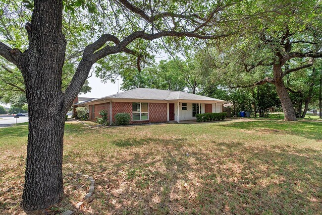 Photo - 3 Bedroom, 2 Bath Duplex Conveniently Loca...