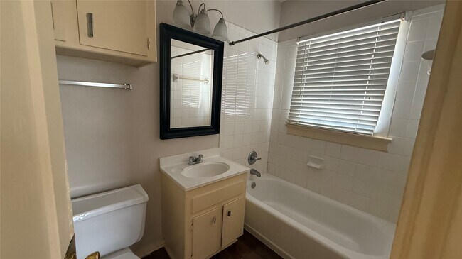 Building Photo - 2010 Taft St Unit 04