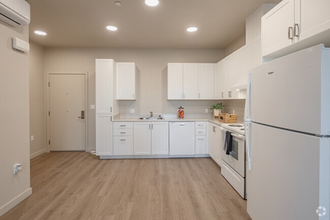 2 habitaciones, 1 baño - 769 pies cuadrados - Cocina/comedor - The Orion Senior Apartments - Orange, CA