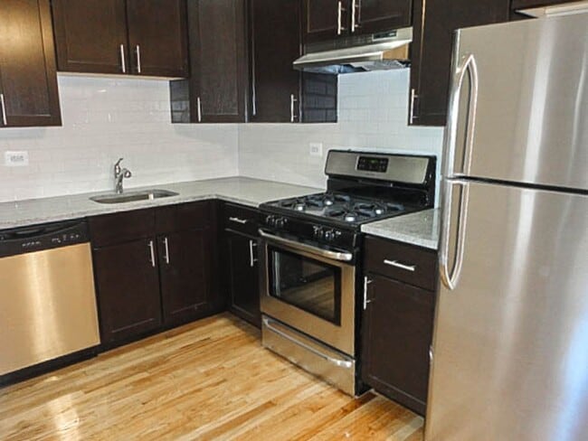 Building Photo - 428 W Surf St Unit 207