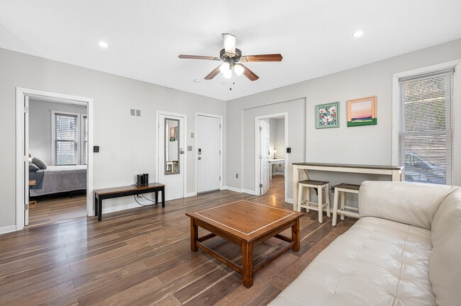 Building Photo - 586 Pleasant St Unit Room 2