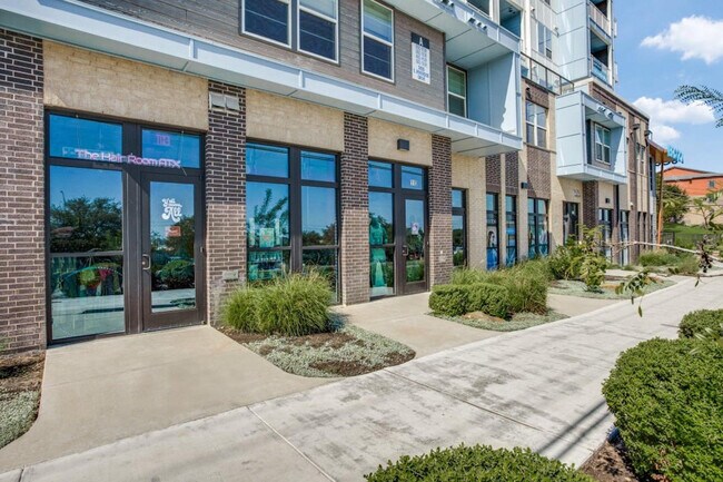 Building Photo - 2425 E Riverside Dr Rental