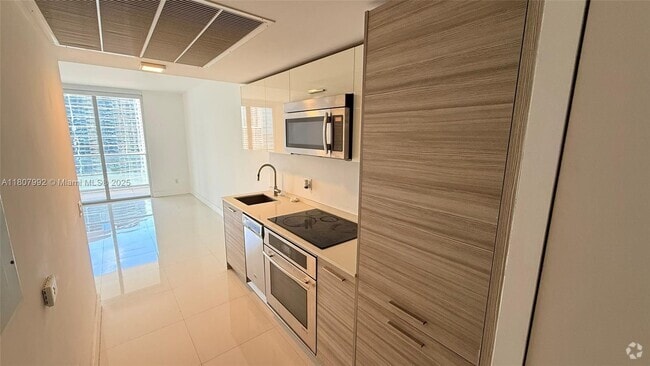 Building Photo - 1300 Brickell Bay Dr Unit 2300 Rental