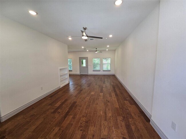 Photo - 2105 Tiger Trail Unidad 702