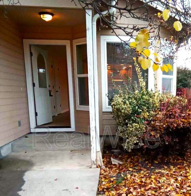 Building Photo - 3172 Forest Hills Dr Unit A