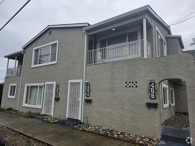 Building Photo - 2+bd LOOKING OVER ELLIS LAKE Rental