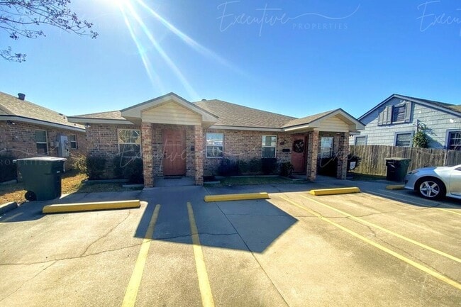 Photo - 2BR/2BA Duplex Near McNeese | W/D Included | Built-In Workspace
