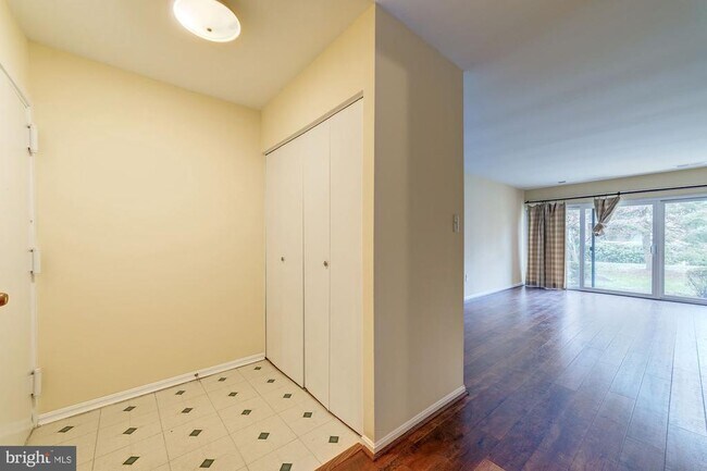 Photo - 9705 Kings Crown Ct Unidad 002