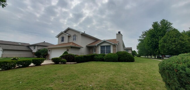 Joliet Corner Lot Three Bedroom Split Level - Joliet Corner Lot Three Bedroom Split Level Casa
