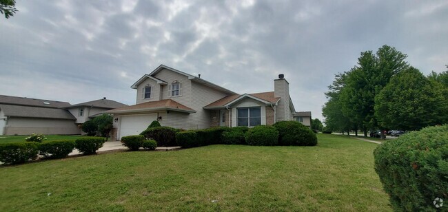 Building Photo - Joliet Corner Lot Three Bedroom Split Level Rental