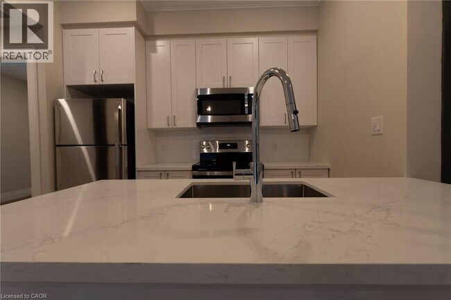 Photo - 100 Charlton Ave W Unité 201