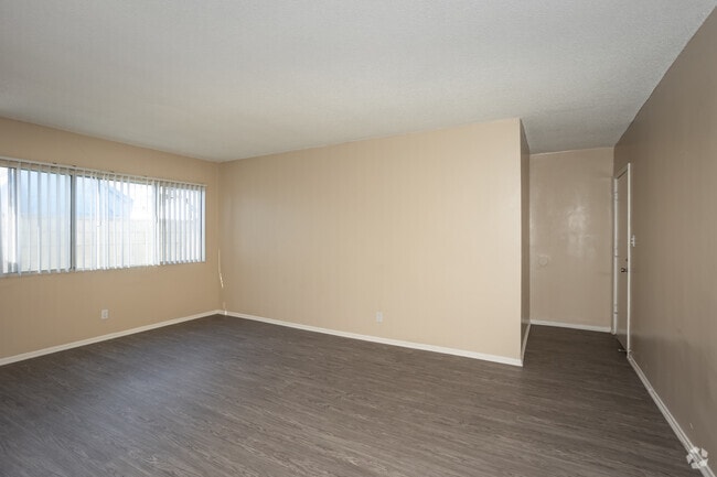 1BR, 1BA - 610SF - Living Room