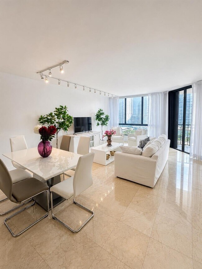 Photo - 520 Brickell Key Dr Unidad A1710