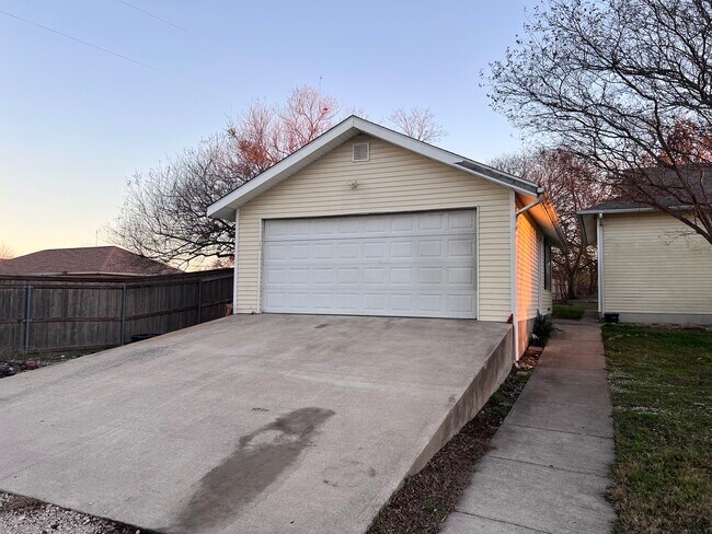 Photo - 218 E Haven Rd