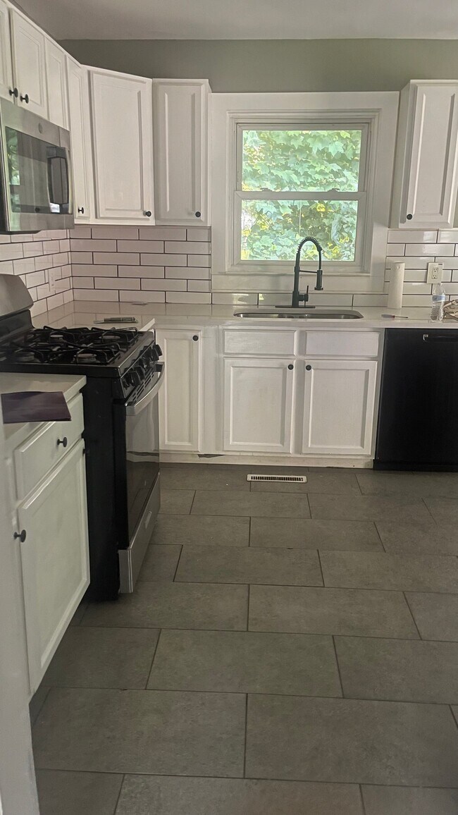 Photo - 320 Whitworth Dr SW