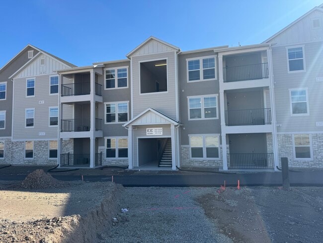 Building Photo - LAUREL EE-204 (PRIVATE) Rental