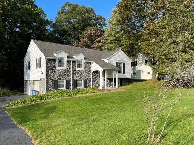 Building Photo - Beautiful home on the plateau