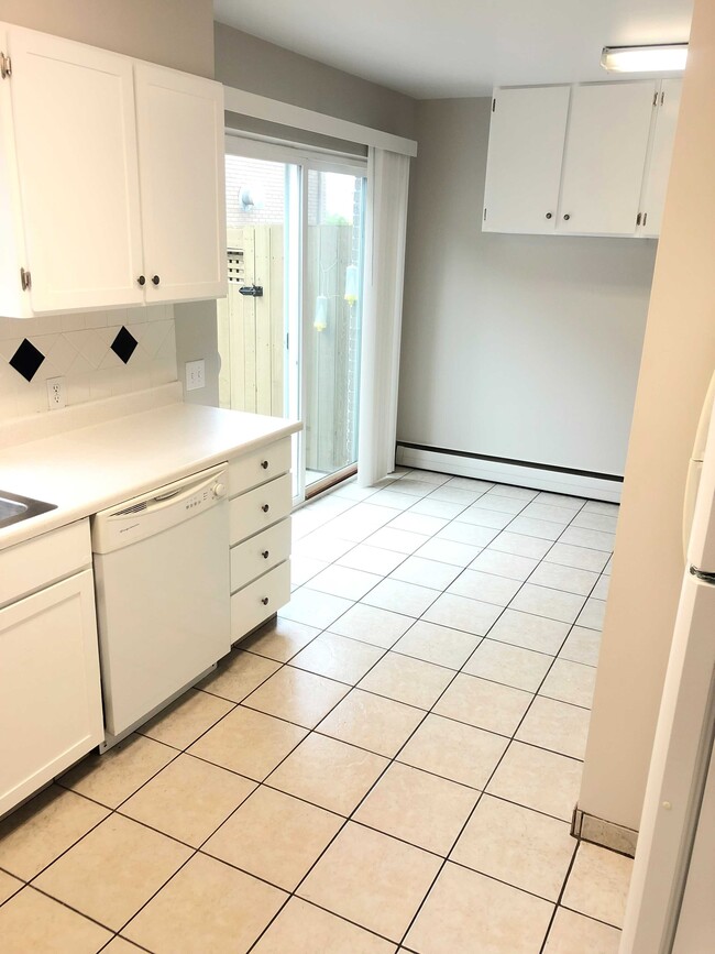 Photo - 636 Columbus St E