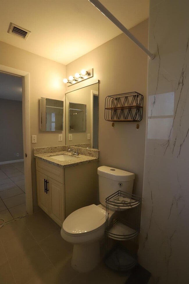 Photo - 421 Cypress Way W