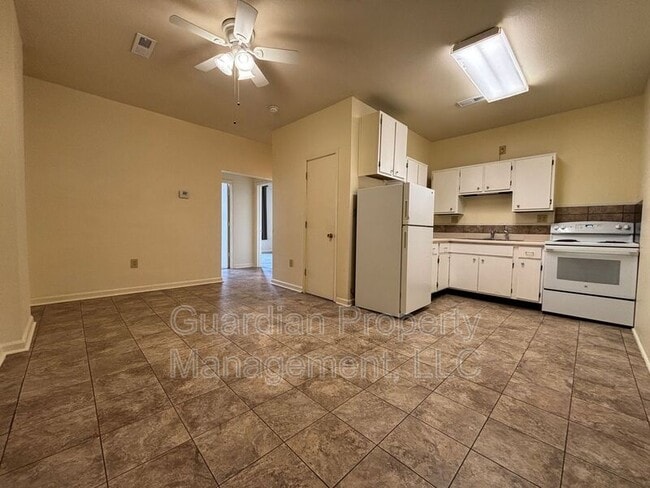 Photo - 116 E 3rd St