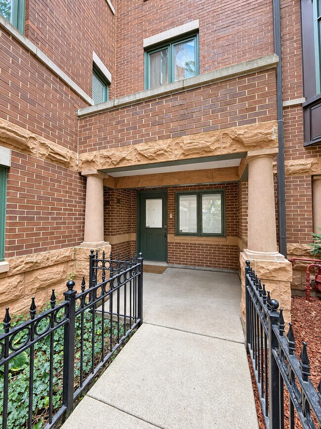 1351 W Altgeld St