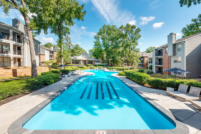 Resort style swimming pool - Woodford Estates Apartments