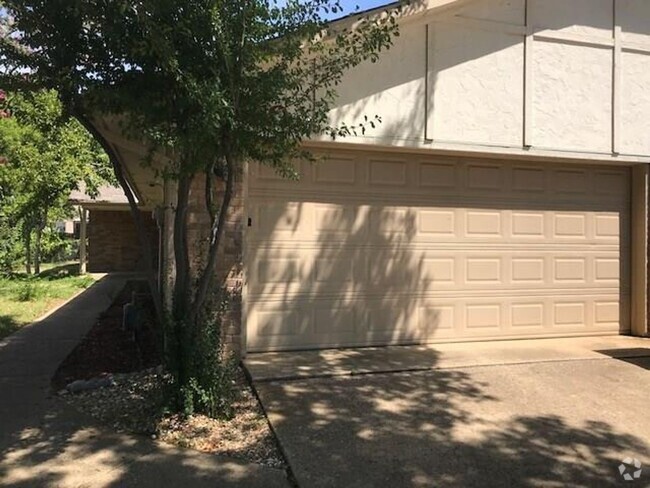 Building Photo - Charming Duplex in Flower Mound! Rental