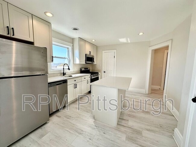 Photo - 7500 Ellesmere St