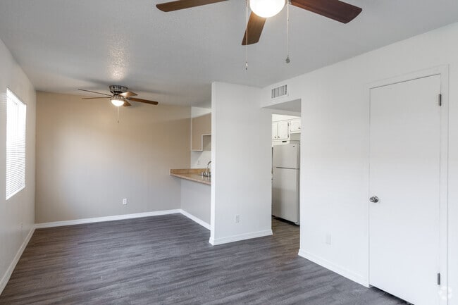 2BR, 2BA - 814SF - Living Room