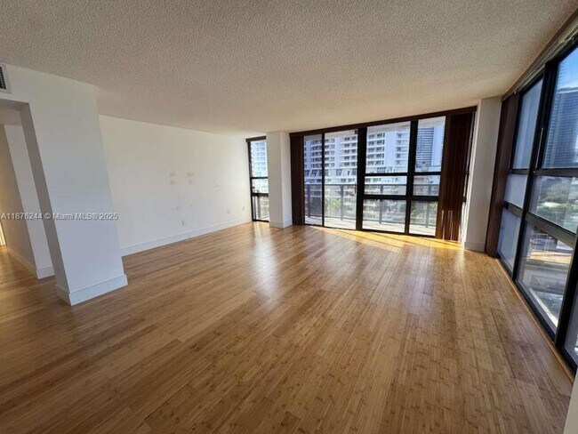 Photo - 600 NE 36th St Unidad 821