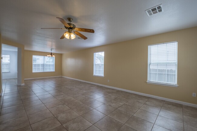 Building Photo - Spacious 4-Bedroom Home in Prime Round Roc...