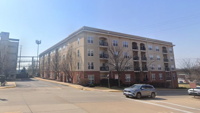 Building Photo - Modern 2-Bed, 2-Bath Condo in Brentwood